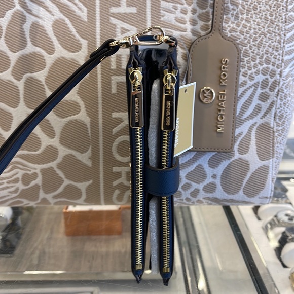 MICHAEL KORS LARGE DOUBLE ZIP WRISTLET WALLET PHONE CASE 
Navy 
NWT - Picture 4 of 16